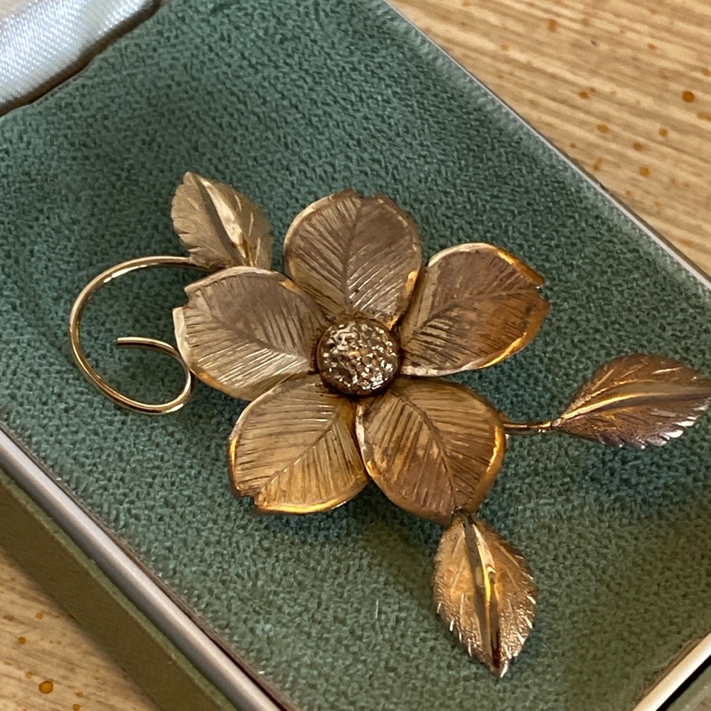 Gold-Tone Floral Flower Brooch Pin - Women's Jewelry